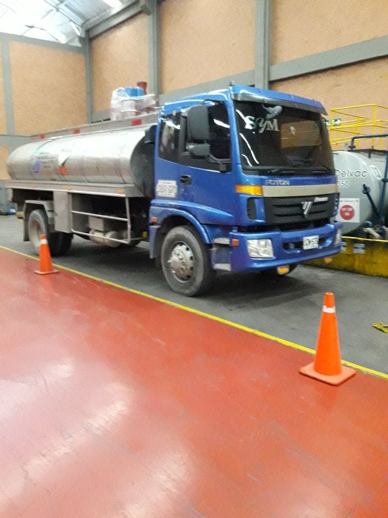 Camión cisterna de acero inoxidable de Grupo S&M dentro de una bodega industrial