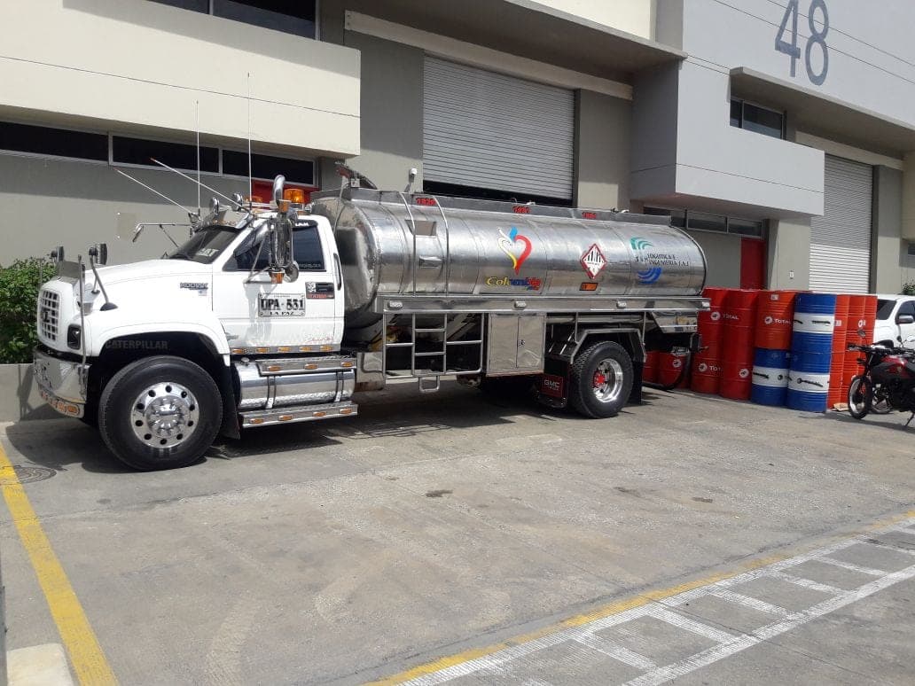 Camión cisterna de acero inoxidable en operación logística de Grupo S&M