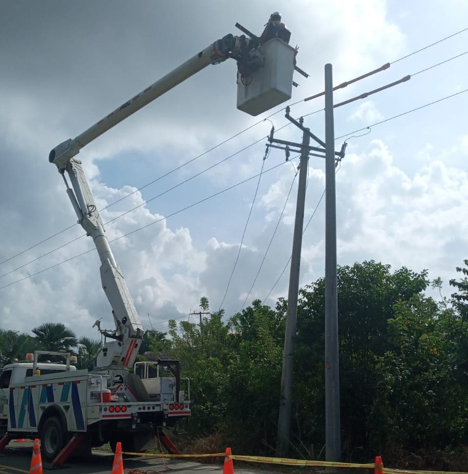 Liniero de Grupo S&M en canasta elevada instalando un poste de concreto