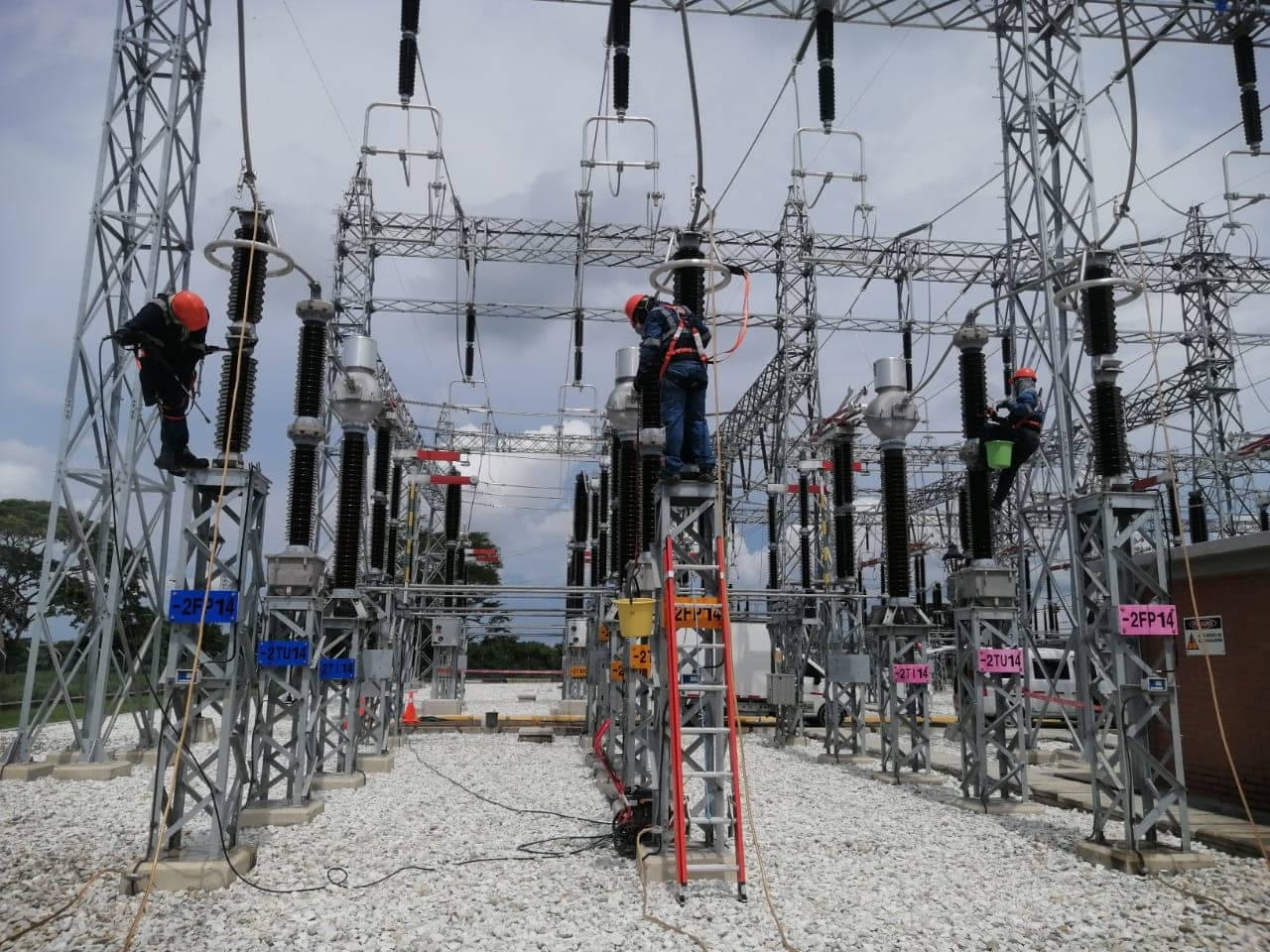 Linieros de Grupo S&M en estructuras de una subestación de alta tensión