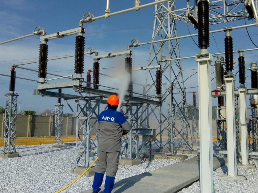 Operario de Grupo S&M lavando aisladores en caliente en una subestación de alta tensión