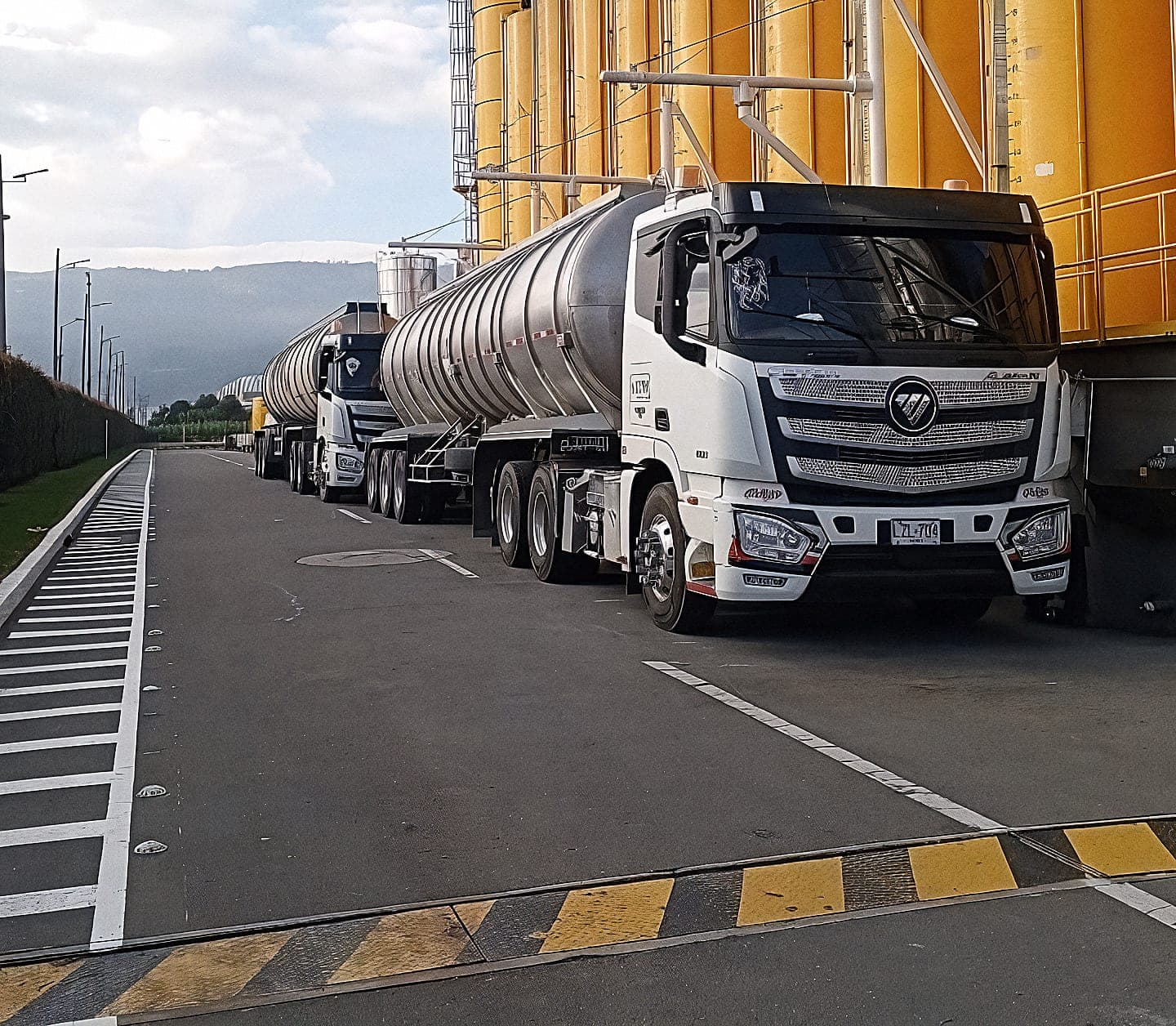 Tractocamiones cisterna de Grupo S&M cargando en silos industriales