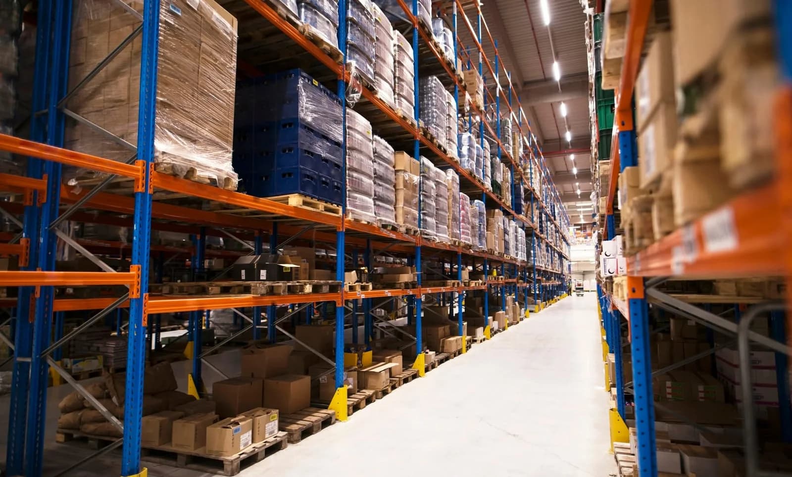 Bodega de almacenamiento de Grupo S&M con estantería selectiva y estibas alistadas en la sede de Barranquilla.