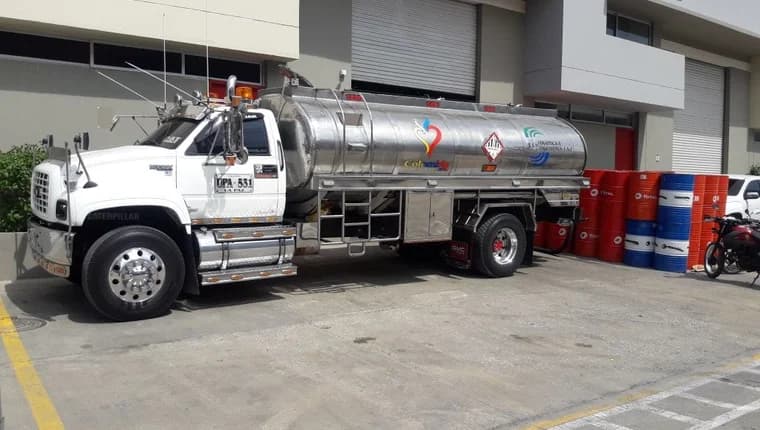 Cisterna de acero inoxidable de Grupo S&M junto a los tambores en la zona de cargue.