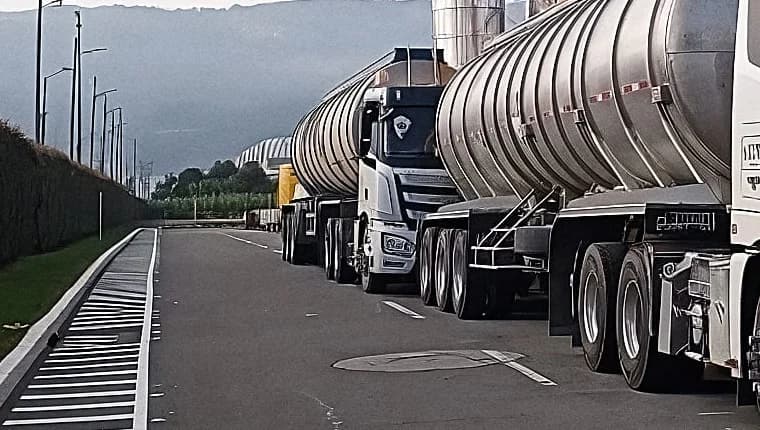 Corredor de acceso con las cisternas de Grupo S&M en fila sobre la calzada.
