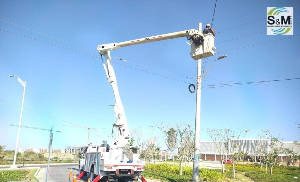 Camión canasta de Grupo S&M interviniendo alumbrado público en Soledad