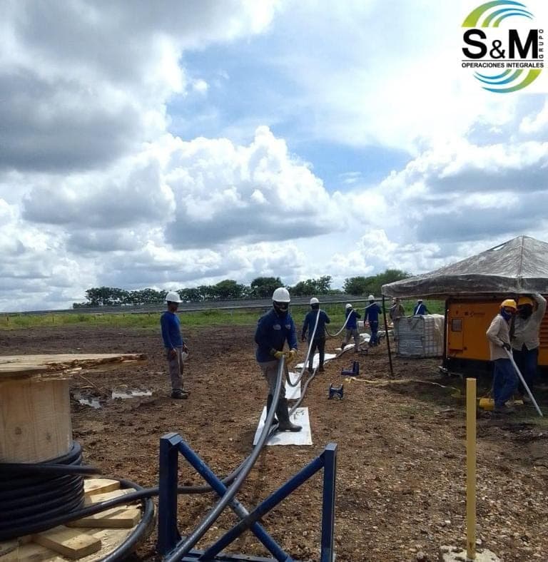 Cuadrilla de Grupo S&M tendiendo cable subterráneo en proyecto de energía renovable