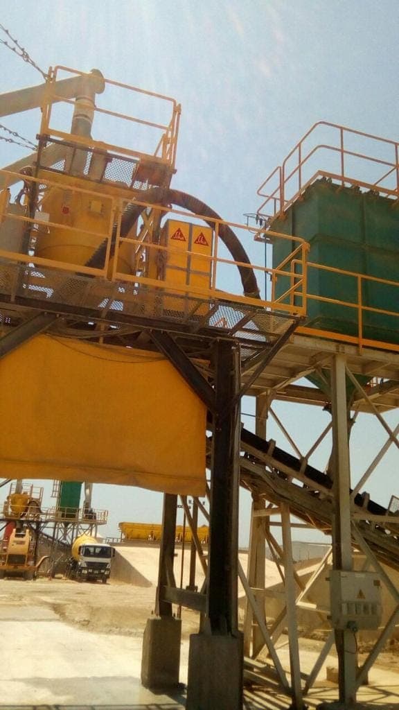 Planta de dosificación de concreto con silos atendida por Grupo S&M