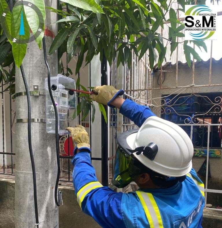 Técnico de Grupo S&M instalando un medidor de energía en Santa Marta