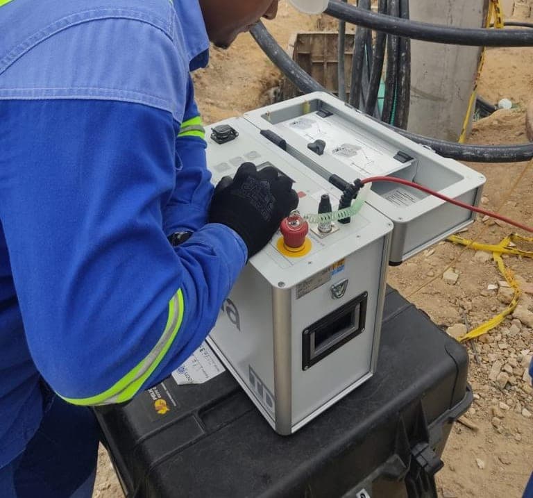 Técnico de Grupo S&M realizando pruebas de alta tensión a cables